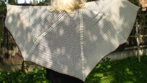 Pavučina-pěticípý háčkovaný šátek brož hnědý dárek přehoz háčkovaný kytička šátek pončo pléd pískový bežový 