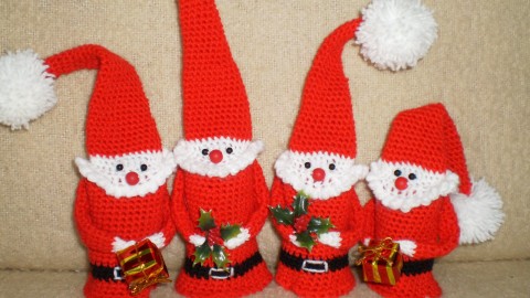 Vánoční skřítek-ozdoba na láhev na dárek vánoce háčkovaný vánoční ozdoba skřítek láhev mikuláš sváteční silvestr santa 