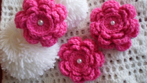Malá háčkovaná brož-výrazně růžová brož spona dárek růžová háčkovaná květinka květ ozdoba kytička výrazná brožka kvítek výrazně 