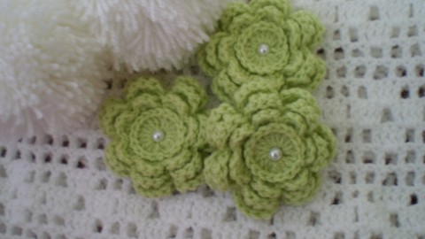 Malá háčkovaná brož-zelená brož spona dárek zelená háčkovaná ozdoba kytička brožka malá světle 