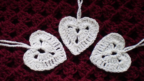 Srdíčka sada bílá se stříbrnou dárek vánoce háčkovaná bavlna bílá srdíčka vánoční závěs ozdoba stříbrná závěsné bavlněná advent lurex háčkované srdíčko bílostříbrná stříbrnobílá 