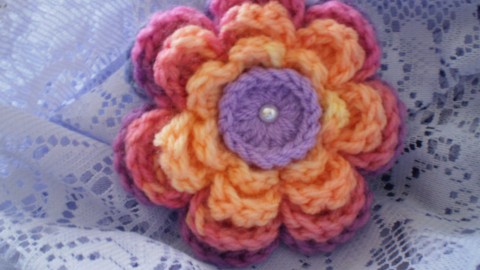 Háčkovaná kytička-brož brož spona dárek háčkovaná květinka barevná ozdoba kytička brožka pestrobarevná 