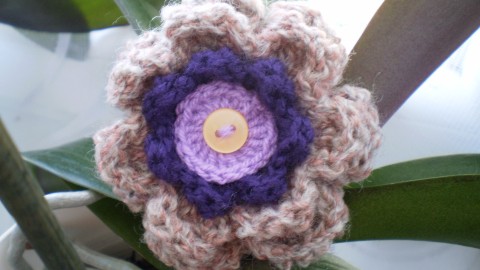 Háčkovaná brož hnědá s fialovou brož spona dárek fialová háčkovaná hnědá ozdoba kytička brožka hnědý melír 