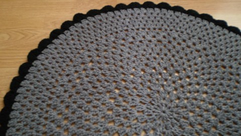 Háčkovaný kobereček průměr 75 cm koberec dárek háčkovaný šedý podložka kobereček 