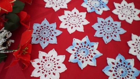 Háčkovaná vločka pr. 7,5 cm dárek modrá vánoce bílá vánoční závěs bílé ozdoba modré háčkované závěsné advent hvězdičky vločky modrobílá adventní 