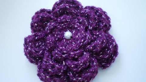 Háčkovaná kytička - brož brož spona dárek háčkovaná ozdoba kytička brožka 