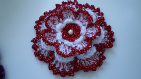 Háčkovaná kytička - brož brož spona dárek háčkovaná ozdoba kytička brožka 