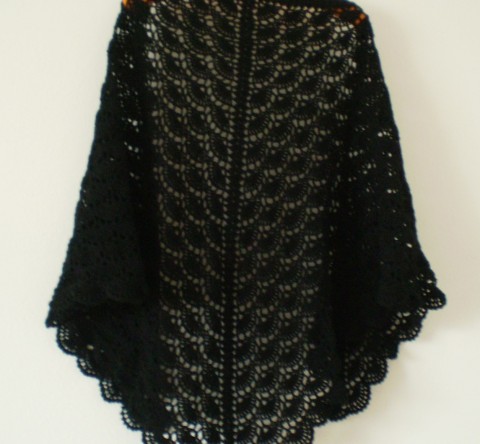 Černý krajkový háčkovaný šátek jarní letní elegantní háčkovaný zimní šátek podzimní černý ples plesový krajkový celoroční smuteční kroj bohémský ke kroji 