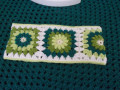 Háčkovaná čelenka k zelenému ponču