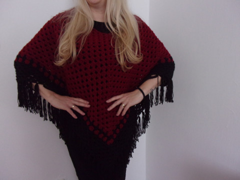 Vínové pončo háčkované pončo červenočerné 
