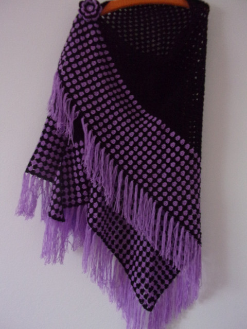 Lila v černé - háčkovaný šátek dárek přehoz háčkovaný extravagantní fialový lila šátek černý pončo nákrčník pléd celoroční 