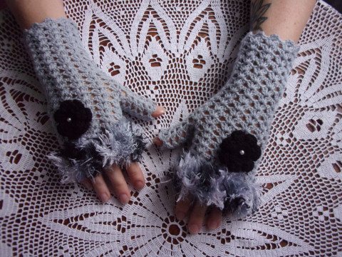 Šedé návleky na ruce dárek šedé háčkované návleky rukavice krajkové rukavičky bezprsťáky bezprsté na ruce bez prstů 