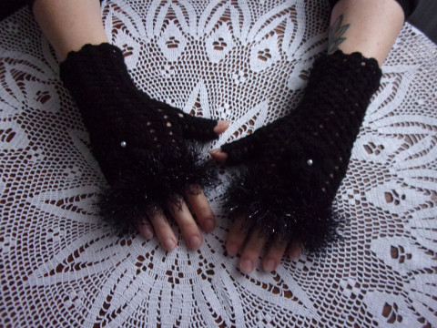 Černé návleky s ozdobným lemem ozdobné černé návleky rukavice zdobené rukavičky na ruce 