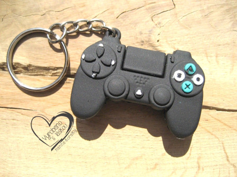 Klíčenka - herní ovladač černý stříbrný doplněk medvídek medvěd klíče klíčenka platina starostříbro modní plyšový na kabelku platinový 