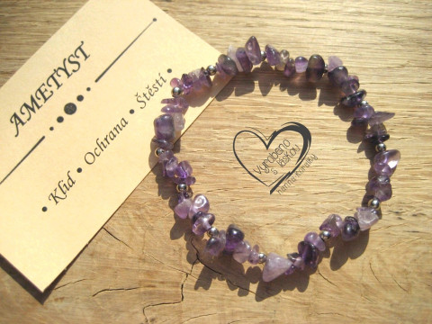 PRUŽNÝ NÁRAMEK S MINERÁLEM AMETYST náramek minerál gumička zlomky minerální sekaný 