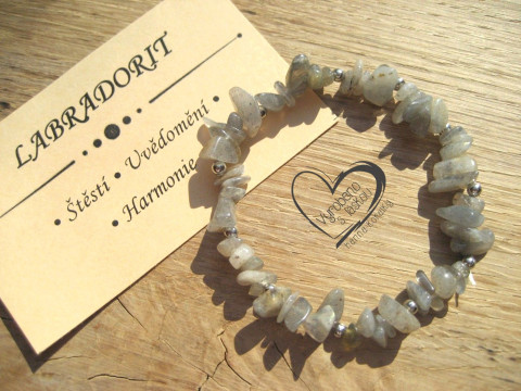 NÁRAMEK S MINERÁLEM - LABRADORIT náramek minerál gumička zlomky minerální sekaný 
