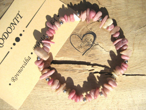 NÁRAMEK S MINERÁLEM RODONIT III. náramek minerál gumička zlomky minerální sekaný 