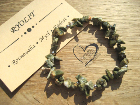 PRUŽNÝ NÁRAMEK S MINERÁLEM - RYOLIT náramek minerál gumička zlomky minerální sekaný 