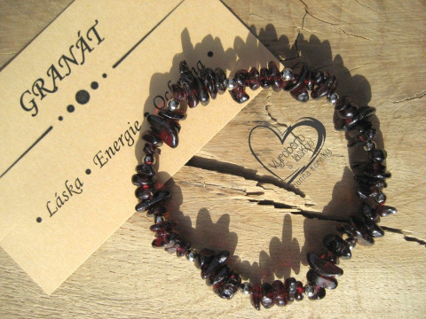 NÁRAMEK S MINERÁLEM - GRANÁT III. náramek minerál gumička zlomky minerální sekaný 