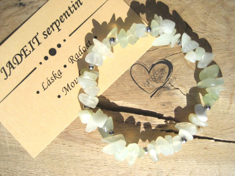 PRUŽNÝ NÁRAMEK - JADEIT SERPENTIN náramek minerál gumička zlomky minerální sekaný 