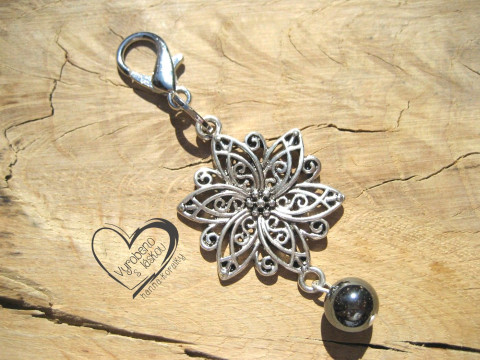 PŘÍVĚSEK - KVĚT S MINERÁLEM HEMATIT stříbrný doplněk medvídek medvěd klíče klíčenka platina starostříbro modní plyšový na kabelku platinový 