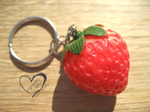 KLÍČENKA - PŘÍVĚSEK - JAHODA jahoda klíčenka vtipný přívěsek 