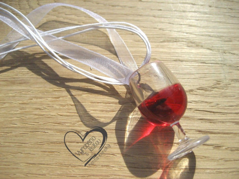 NÁHRDELNÍK  ČERVENÉ VÍNO na bílé š. náhrdelník víno vinná sklenička 