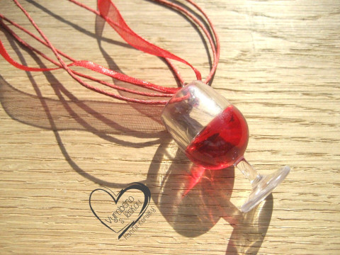 NÁHRDELNÍK ČERV. VÍNO na červené š. náhrdelník víno vinná sklenička 