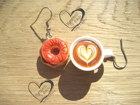BÍLÉ CAPPUCCINO S DONUTEM veselé hravé sranda náušnice 