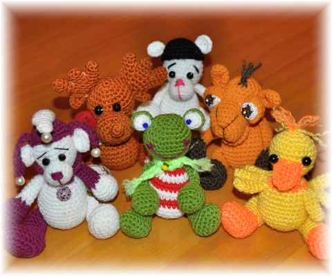 MINI ZVÍŘÁTKA - NÁVOD, POPIS dekorace dárek háčkovaná medvídek medvěd žába velbloud postavičky zvířátka popis sob návod pro radost kačenka háčkované hračky 