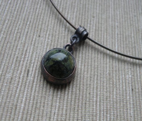 Náhrdleník - Serpentinit v mědi zelený přívěšek měď had serpentin 
