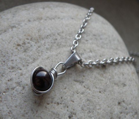 Přívěšek granátový nerezový přívěšek granát osteofix nerez tmavě červený provlékací 