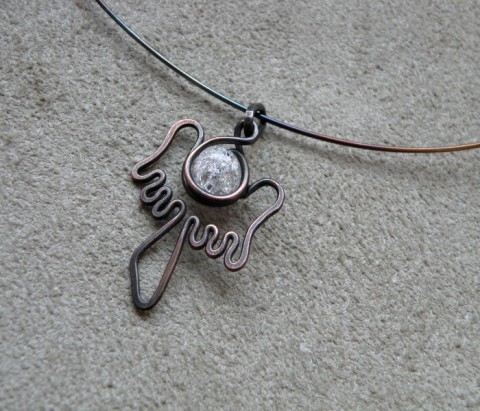 Měděný andílek malý přívěšek křišťál měď andílek patinovaný 