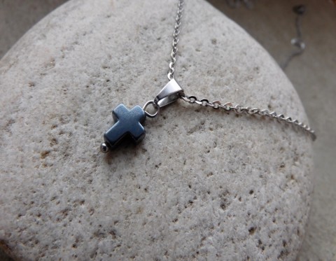 Přívěšek -Mini křížek z hematitu korálky sklo přívěšek prstýnek kulička 