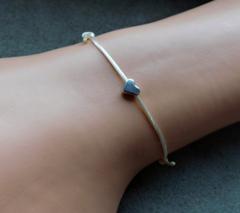 Náramek - srdíčkový náramek kov srdíčko stříbrné . malinkéí červená 