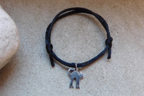 Náramek s nerezovým přívěskem náramek nerez písmeno nerezový kabbalah 