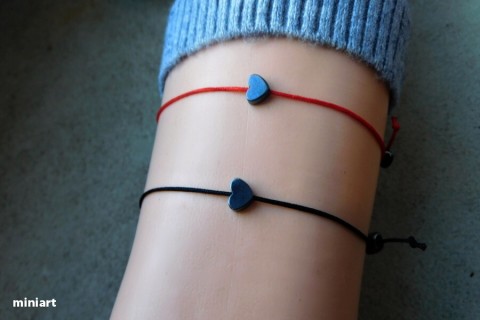 Hematitová srdíčka náramek modrá stříbrné malinkéí červená nerezová kulička. 