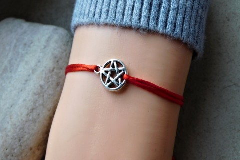 Náramek - Pentagram náramek modrá stříbrné malinkéí červená nerezová kulička. 