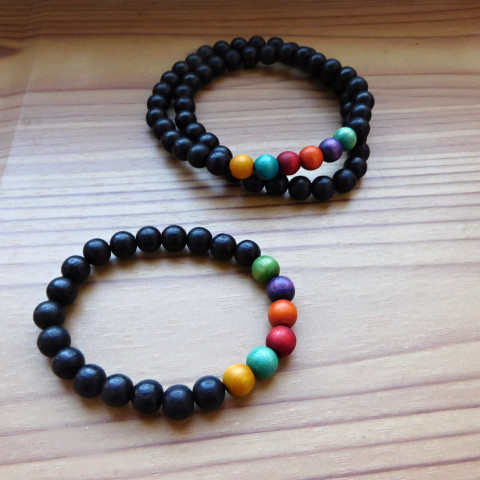 Náramek - černý s korálky dřevo náramek barevný černý 