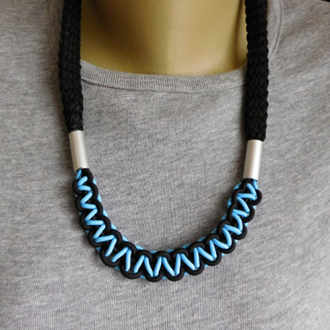 Náhrdelník modročerný dřevo jednoduchost trubičky modročerný nerezová spirálka náhrdelníkeloxovaný hliník 