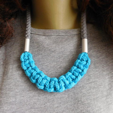 Náhrdelník modrošedý dřevo jednoduchost modrošedý trubičky nerezová spirálka náhrdelníkeloxovaný hliník 