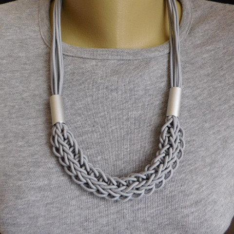 Náhrdelník šedý pletený dřevo jednoduchost trubičky šedý pletený 