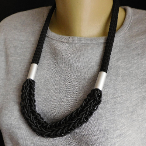 Náhrdelník černý sváteční dřevo jednoduchost trubičky černý pletený 