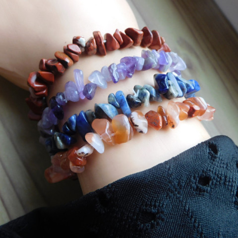 Náramky ze sekaných kamenů.... náramek ametyst jaspis karneol sodalit 