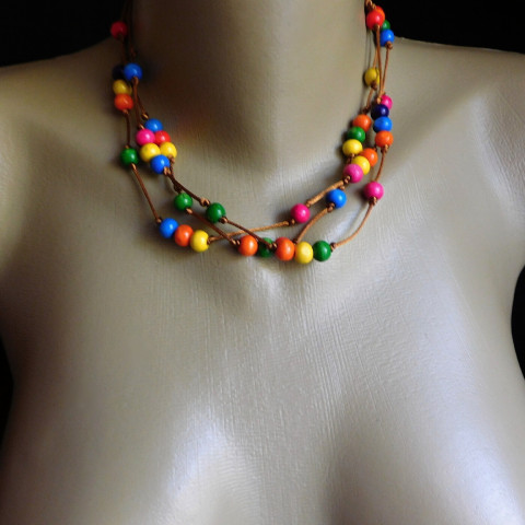 Náhrdelník -barvičky na krátko... dřevo červená náhrdelník barvičky na krátko 