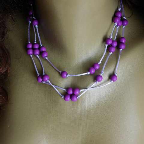 Náhrdelník fialkový na krátko dřevo náhrdelník přírodní fialková barvičky 