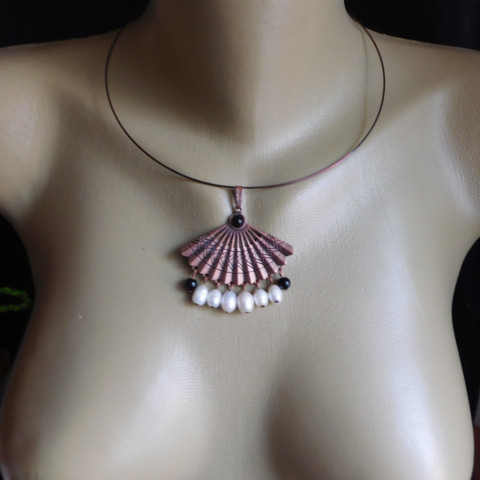 Náhrdelník - bílé perly, měď, onyx náhrdelník měď onyx perly 
