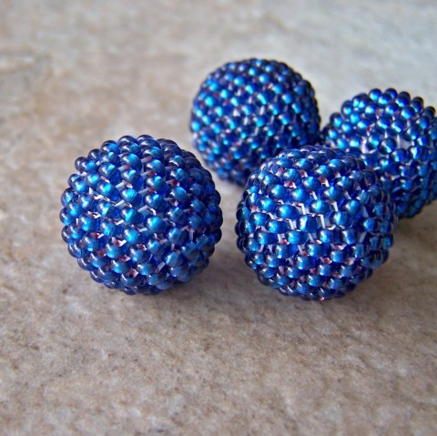 Obšívané kuličky č. 28 červená dekorace korálky modrá dekorační bižuterie kulička rokajl bižuterní bižu lesklé komponent obšívané kuličky s červeným průtahem 