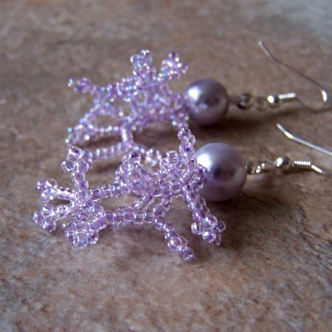Náušnice ve fialkovém provedení šperk šperky korálky náušnice fialové swarovski bižuterie korálek perle náušničky náušky bižuterní střapaté bižu střapec lesklé fialkové duhové levandulové rokajl toho 