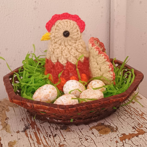 Slepička tříbarevná dekorace jarní jaro velikonoce slepička na vajíčko 